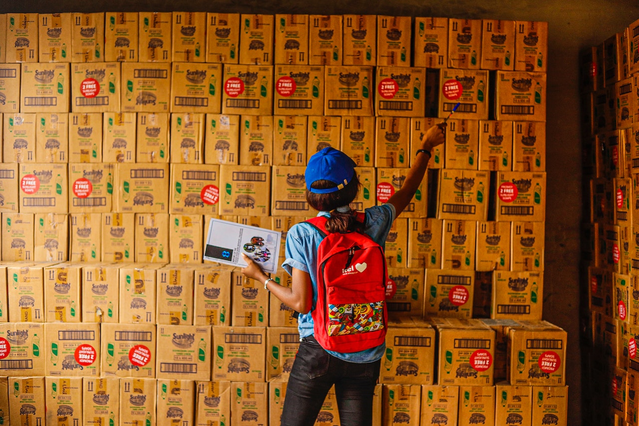 Wat zijn goede dames werkschoenen voor in de logistiek?
