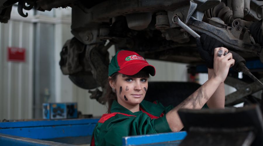Van hakken tot stalen neuzen: Top 5 dames werkschoenen voor elke beroepsgroep