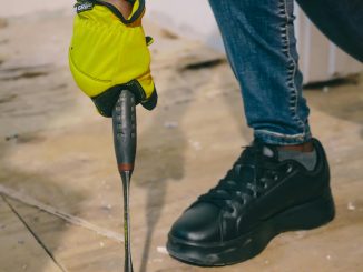 Technische dienst medewerker draagt veiligheidsschoenen tijdens onderhoudswerkzaamheden in een industriële omgeving.