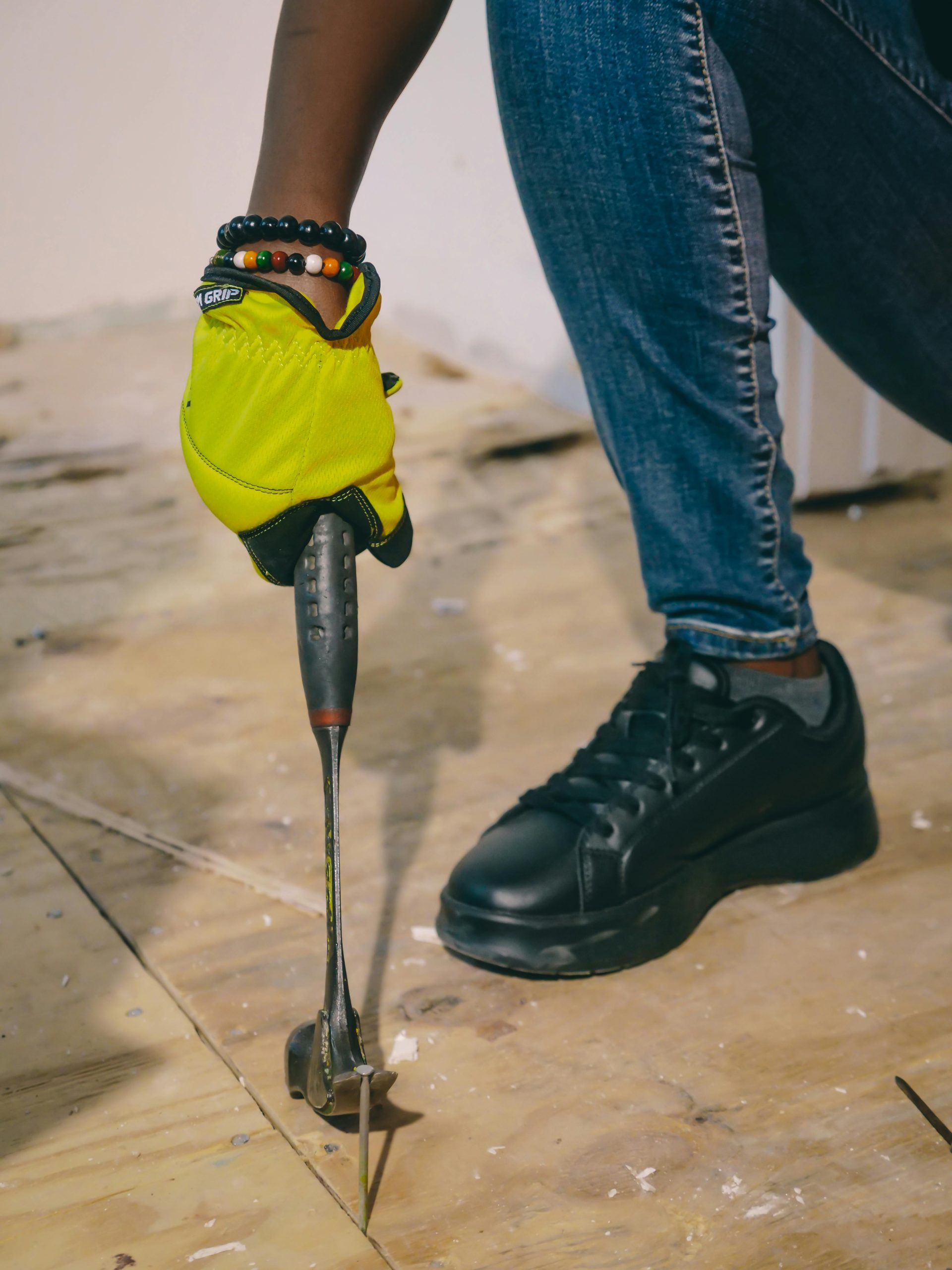 Technische dienst medewerker draagt veiligheidsschoenen tijdens onderhoudswerkzaamheden in een industriële omgeving.